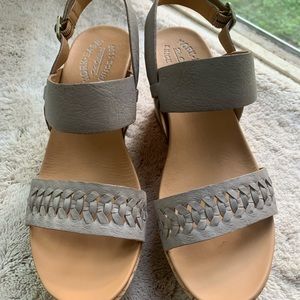 NWOT Kork-Ease Women Sz 9 grey strap wedges with cork soles
